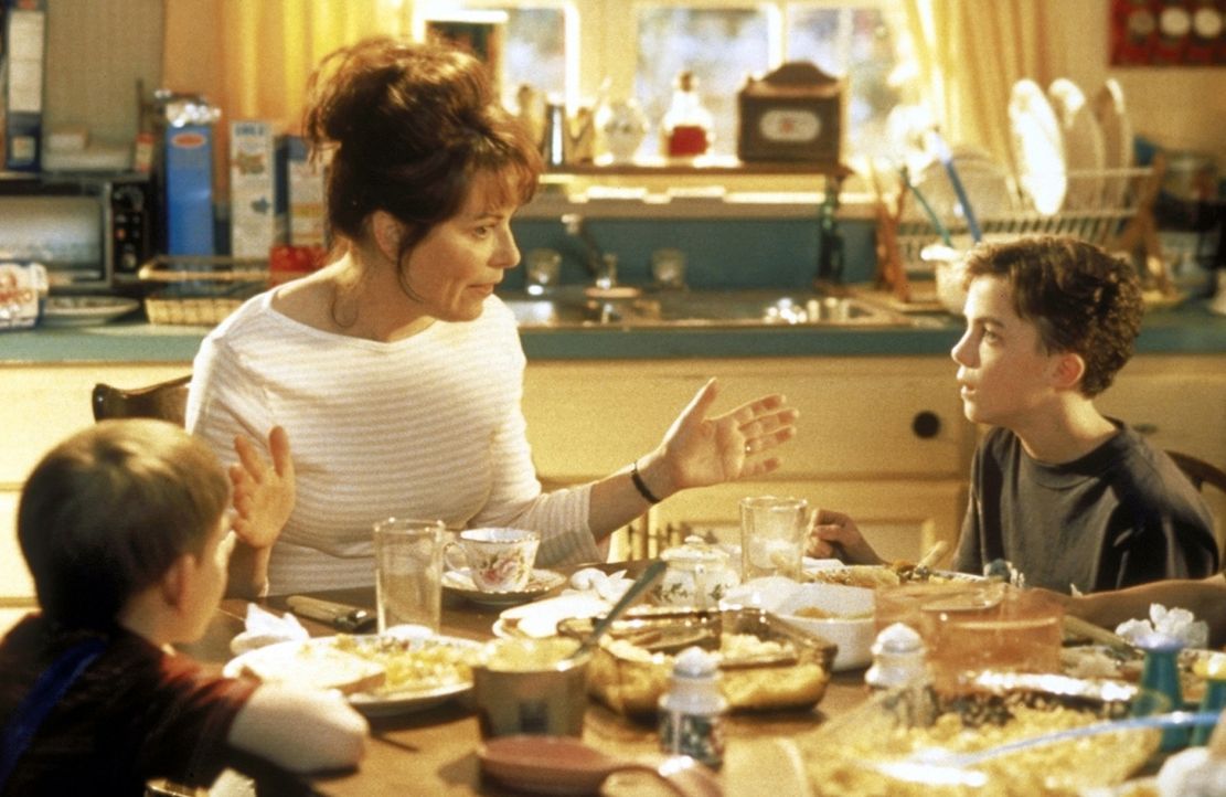 Lois (Jane Kaczmarek, M.) versucht Malcolm (Frankie Muniz, r.) von den Vorteilen einer Hochbegabtenklasse zu überzeugen. Dewey (Erik Per Sullivan,... - Bildquelle: TM +   2000 Twentieth Century Fox Film Corporation. All Rights Reserved.
