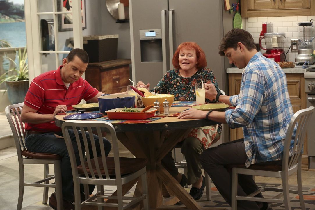 Nachdem sie Berta in Rente geschickt haben, machen sich Alan (Jon Cryer, l.) und Walden (Ashton Kutcher, r.) auf die Suche nach einer neuen Haushält... - Bildquelle: Warner Brothers