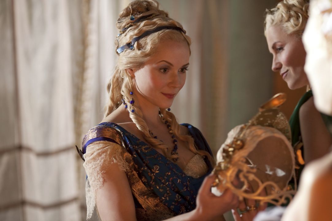 Um ihr Verlangen zu stillen, will Licinia (Brooke Harman, l.) ein geheimes Treffen mit einem der Gladiatoren und bittet  Lucretia (Lucy Lawless, M.)... - Bildquelle: 2010 Starz Entertainment, LLC