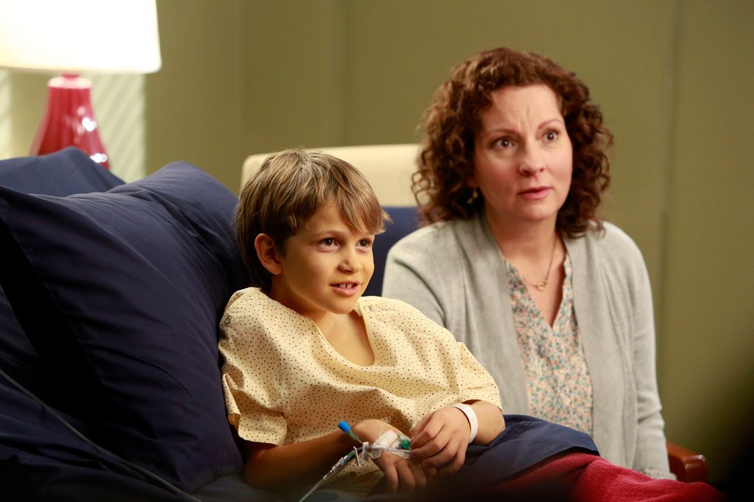 Kim Cole (Lisa Joffrey, r.) macht sich Sorgen um ihren Sohn Jared (Gabriel Bateman, l.). Doch können die Ärzte ihm helfen? - Bildquelle: ABC Studios