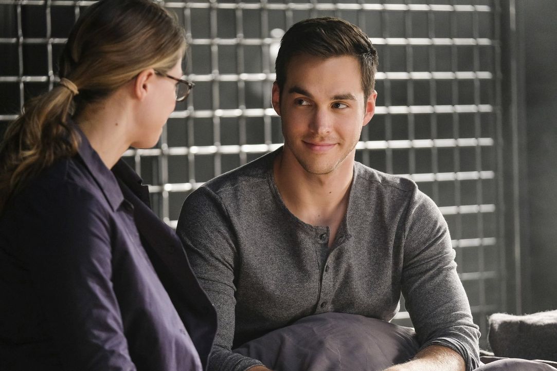 Kara (Melissa Benoist, l.) verschafft Mon-El (Chris Wood, r.) einen Job als Praktikant bei CatCo, doch der verhält sich alles andere als vorschrifts... - Bildquelle: 2016 Warner Bros. Entertainment, Inc.