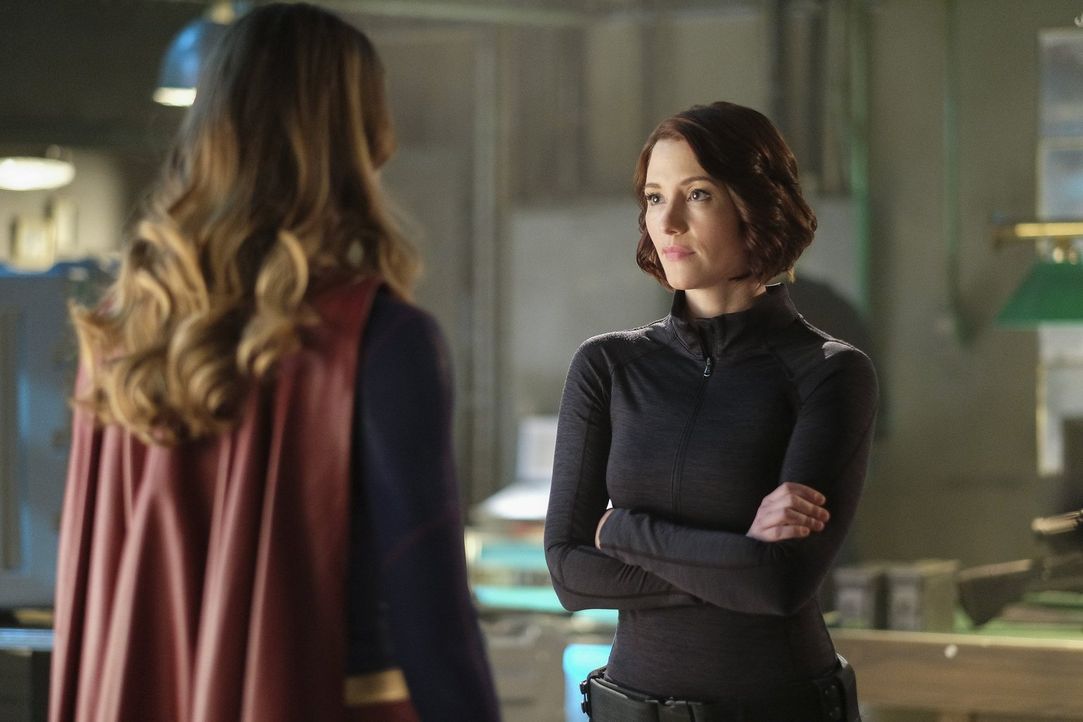 Gemeinsam überlegen Alex (Chyler Leigh, r.) und Supergirl (Melissa Benoist, l.) wie sie mit dem präsidentiellen Befehl umgehen soll. Es fällt ihnen... - Bildquelle: 2016 Warner Brothers