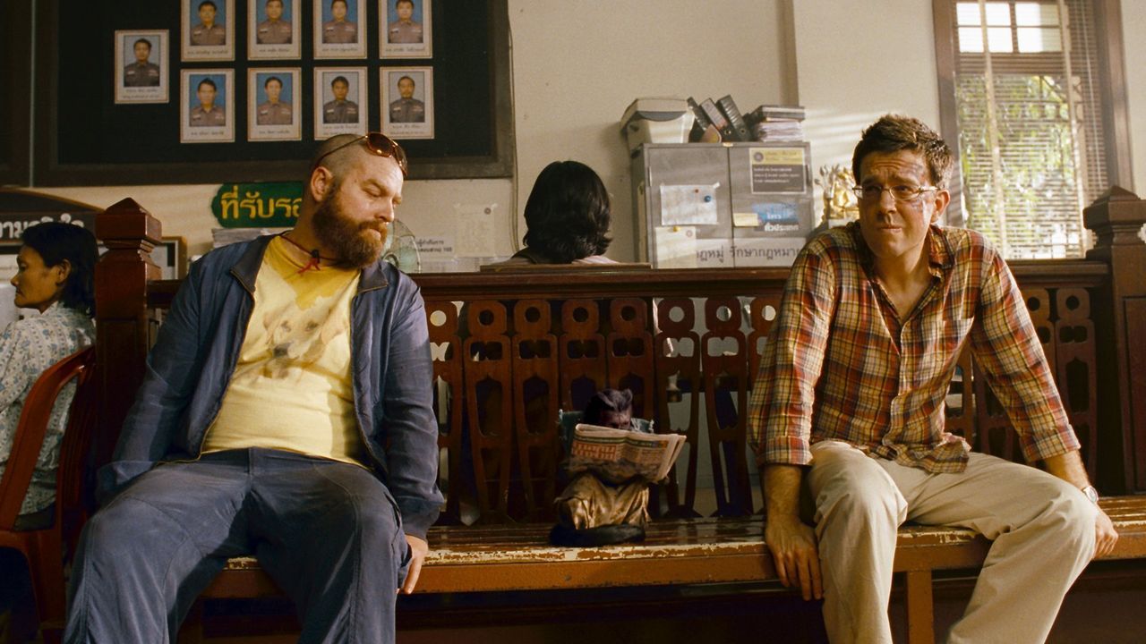 Ein Affe, ein abgetrennter Finger, ein Tattoo mitten im Gesicht und vor allem weit und breit keine Spur von Teddy. Alan (Zach Galifianakis, l.) und... - Bildquelle: Warner Brothers