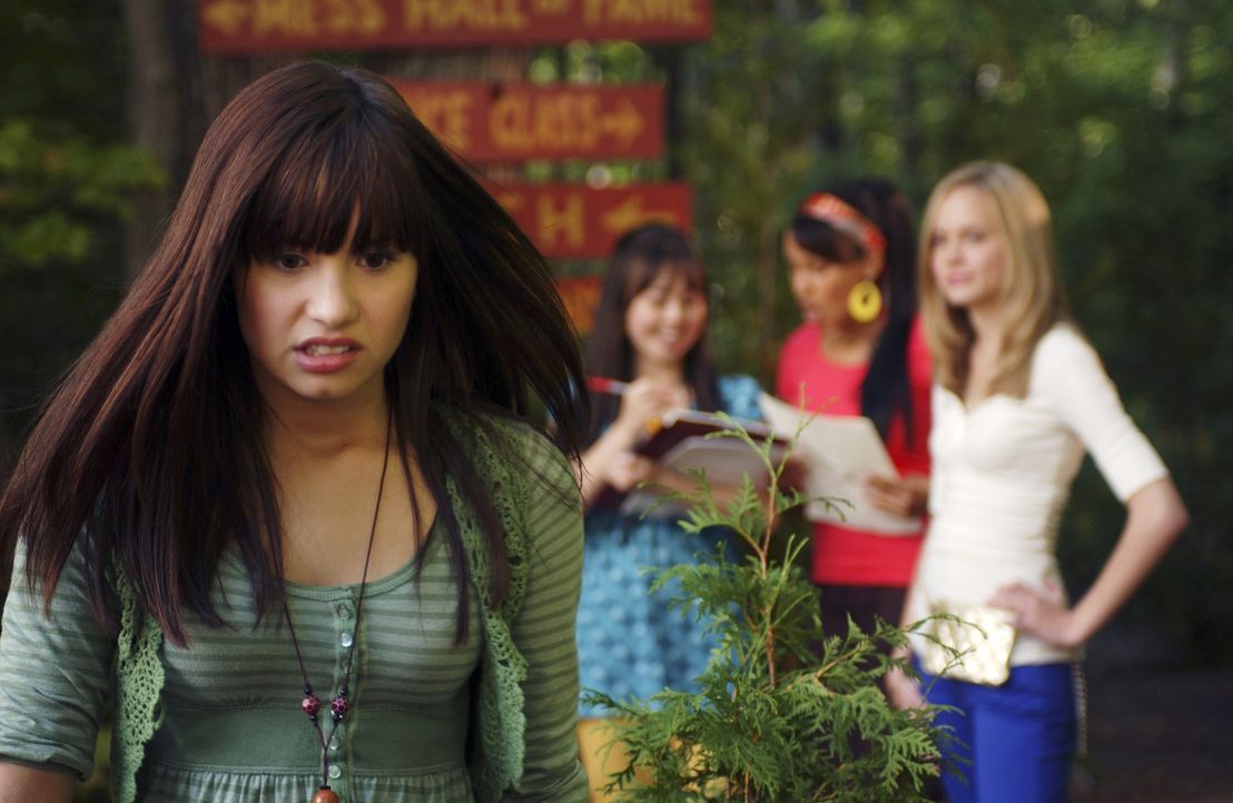 Alles läuft prima für Mitchie (Demi Lovato, l.) in Camp Rock, doch dann behauptet sie, geblendet vom Glitter und Glamour der intriganten Zicke Tes... - Bildquelle: 2007 DISNEY CHANNEL. All rights reserved.