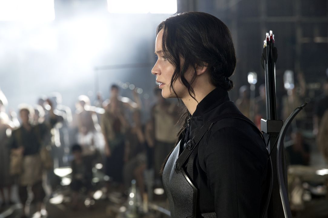 Die tapfere Kämpferin Katniss (Jennifer Lawrence) ist bereit, alles zu riskieren, denn es gilt, das Leben ihres Freundes Peeta zu retten ... - Bildquelle: Murray Close TM &   2014 Lions Gate Entertainment Inc. All rights reserved.