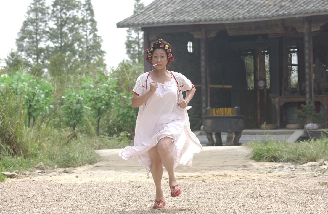 Mit der Hausbesitzerin (Qiu Yuen) der "Residenz Schweinestall" ist nicht zu spaßen. Sie verteidigt ihr Hab und Gut nämlich nicht allein, sondern mit... - Bildquelle: 2004 Columbia Pictures Film Production Asia Limited. All Rights Reserved.