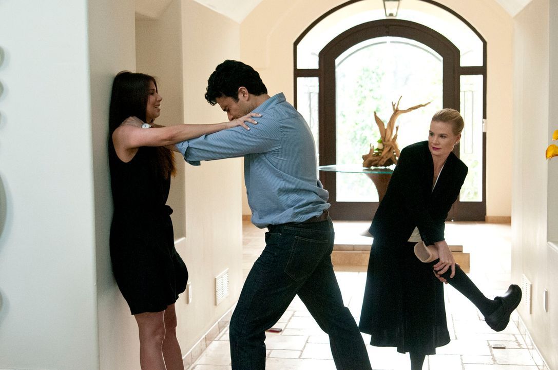 Plötzlich taucht Carmens (Roselyn Sanchez, l.) Ehemann Oscar (Jaime Camil, M.) wieder in ihrem Leben auf und bringt Unruhe hinein. Doch Hilfe von Sa... - Bildquelle: ABC Studios