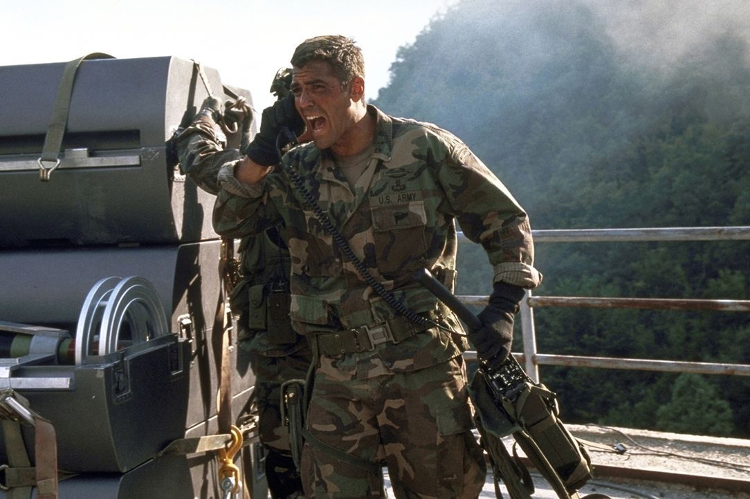 Nimmt den Kampf mit dem Nuklear-Waffen-Schmugglerring auf: Colonel Thomas Devoe (George Clooney) ... - Bildquelle: DreamWorks SKG