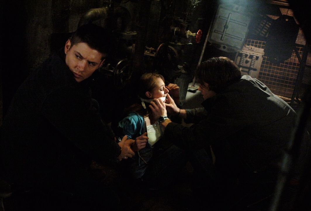 Sam (Jared Padalecki, r.) und Dean (Jensen Ackles, l.) befreien ein Mädchen (Natalia Minuta, M.), dass von einem Vampir gefangen genommen wurde  ... - Bildquelle: Warner Bros. Television