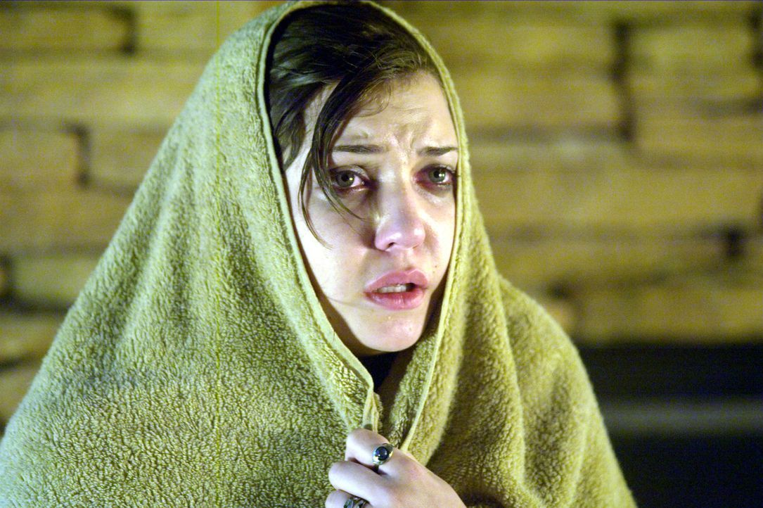 In ein nasses Handtuch eingewickelt, versucht sich Jennifer Smith (Michelle Horn) vor den Flammen zu schützen ... - Bildquelle: 2004 Hostage, LLC. All Rights Reserved