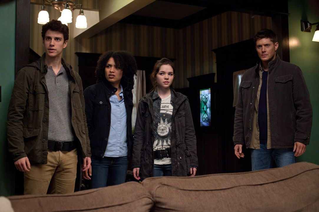 Dean (Jensen Ackles, r.) ist begeistert  davon, wie Victor den obdachlosen Kindern Krissy (Madison McLaughlin, 2.v.r.), Josephine (Megan Danso, 2.v.... - Bildquelle: Warner Bros. Television