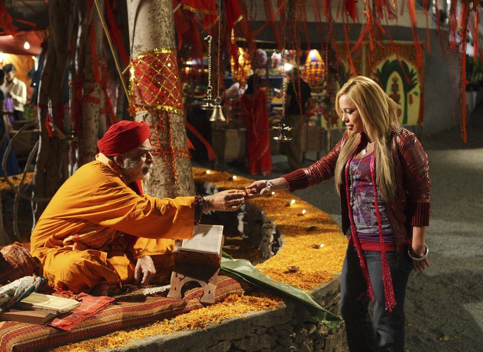Der weiße Inder Swami (Vinod Nagpal, l.) überreicht Dorinda (Sabrina Bryan, r.) eine Figur der Göttin Ganesha - sie soll ihr Glück bringen ... - Bildquelle: Disney - ABC - ESPN Television