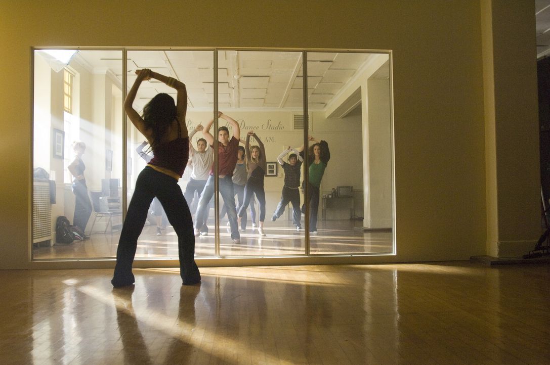 Während Mary (Selena Gomez, vorne l.) im Verborgenen trainiert, übt Teenie-Star Joey Parker (Drew Seeley, hinten l.) mit einigen Schülern für de... - Bildquelle: Warner Brothers