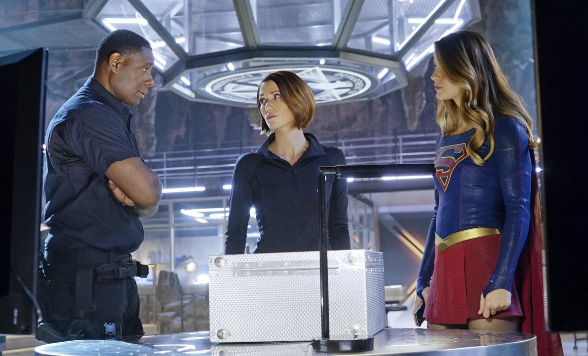Sind sich sicher, dass Maxwell Lord hinter Supergirls plötzlich aufgetauchter Doppelgängerin steckt: Kara (Melissa Benoist, r.), Alex (Chyler Leigh,... - Bildquelle: 2015 Warner Bros. Entertainment, Inc.