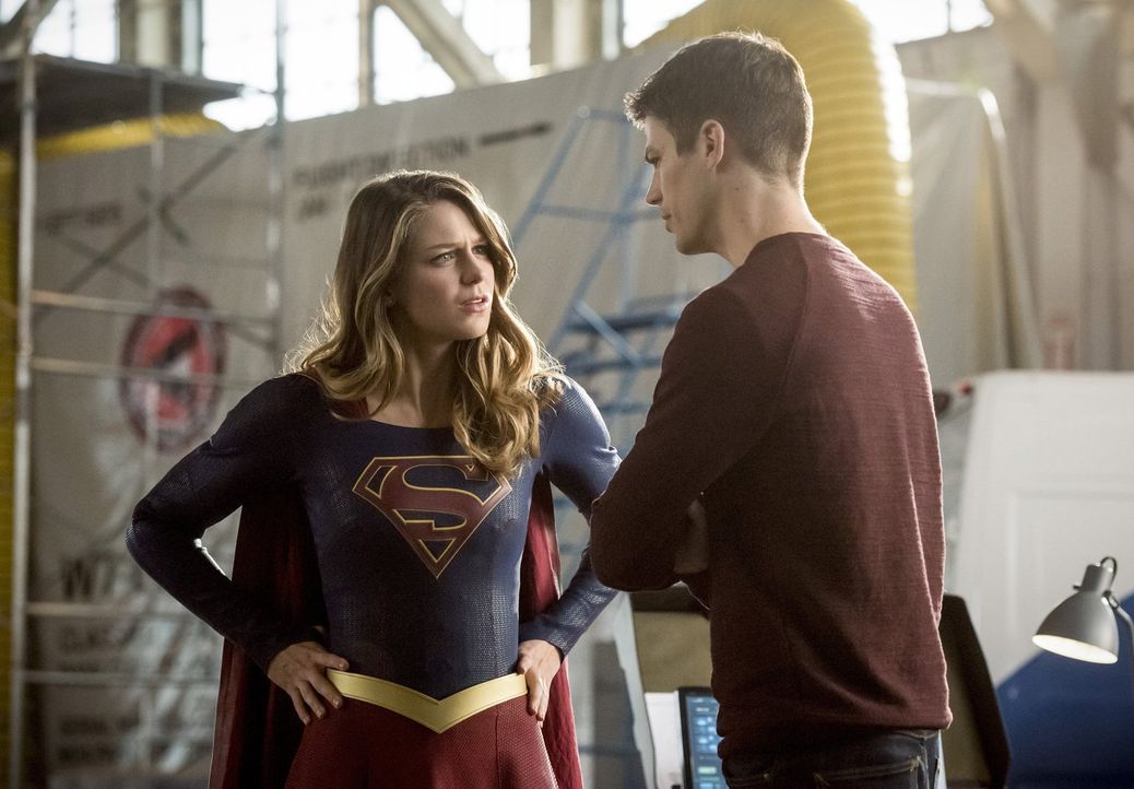 Barry (Grant Gustin, r.) reist sogar in ein anderes Universum, um Kara alias Supergirl (Melissa Benoist, l.) zu bitten, mit seinem Team, Team Arrow... - Bildquelle: 2016 Warner Bros.