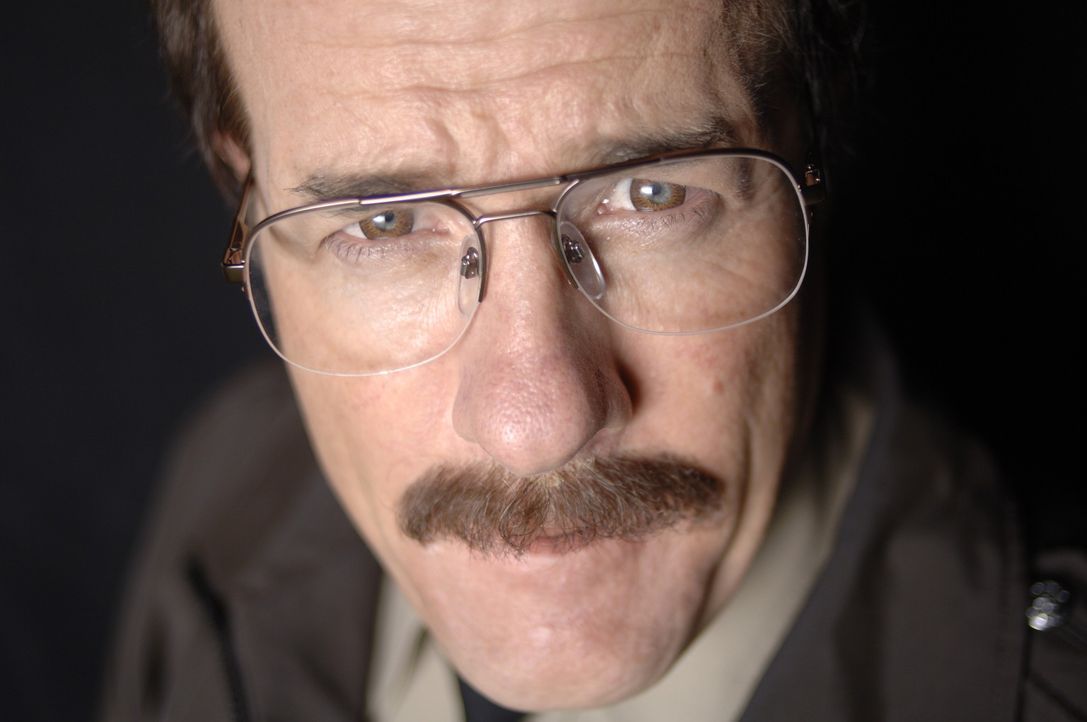 Der gesuchte Sexualstraftäter Dennis Rader (Henry Gregg) macht sich in Briefen und Hinweisen über die Behörden lustig, die ihn nicht zu fassen be... - Bildquelle: 2005 Sony Pictures Television Inc. All Rights Reserved.