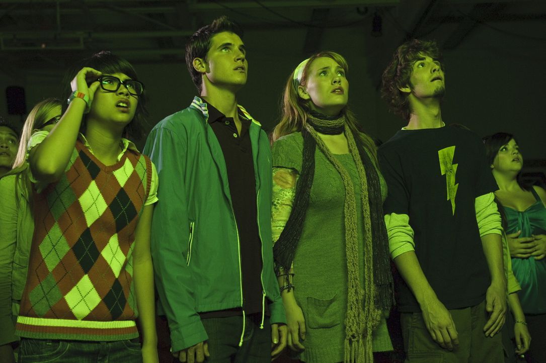 Ahnen, dass Geister ihre Schule verwüstet haben. Doch der Schuldirektor ist davon überzeugt, dass (v.l.n.r.) Velma (Hayley Kiyoko), Fred (Robbie A... - Bildquelle: 2009   Warner Brothers