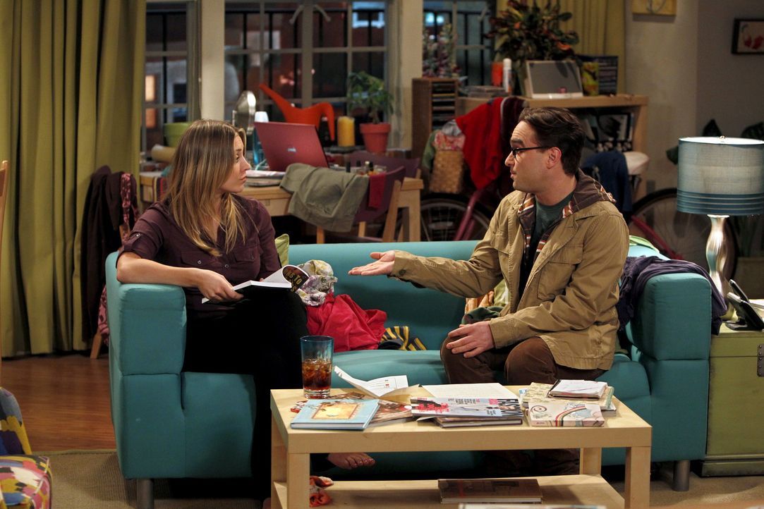 Während Leonard (Johnny Galecki, r.) und Penny (Kaley Cuoco, l.) über ihre mögliche Zukunft als Paar diskutieren, hat Sheldon Großes vor ... - Bildquelle: Warner Bros. Television