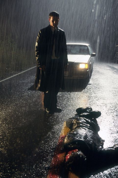Gerade ist Harrison French  (Matthew Davis, stehend) ein Großauftrag durch die Lappen gegangen, da fährt er auf dem Heimweg auch noch einen Mann tot... - Bildquelle: Nu Image Films