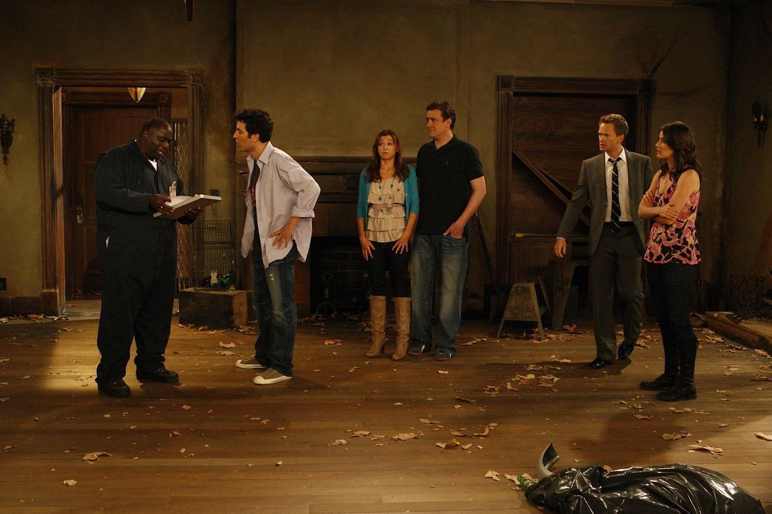 Ted (Josh Radnor, 2.v.l.) präsentiert seinen Freunden seine neue Errungenschaft: Ein eigenes Haus. Marshall (Jason Segel, 3.v.r.), Barney (Neil Pat... - Bildquelle: 20th Century Fox International Television