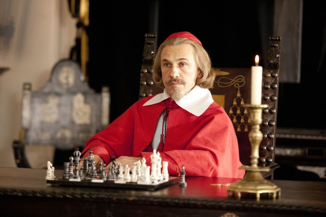 Der machthungrige Kardinal Richelieu (Christoph Waltz) träumt davon, die gesamte Macht in Frankreich an sich reißen. Er spinnt eine ausgeklügelte In... - Bildquelle: 2011 Constantin Film Verleih GmbH.