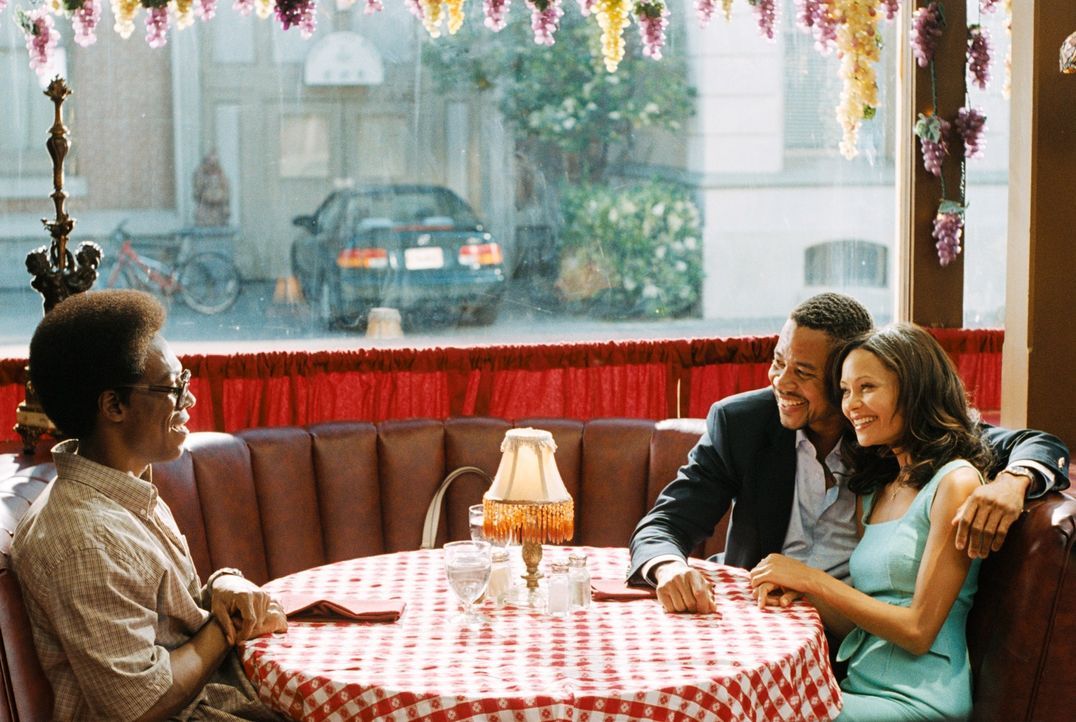 Ahnen nicht, dass Deion Hughes (Cuba Jr. Gooding, M.) das Waisenhaus in ein Nachtlokal umwandeln will: die schöne Kate (Thandie Newton, r.) und der... - Bildquelle: Copyright  2007 DREAMWORKS LLC. All Rights Reserved.