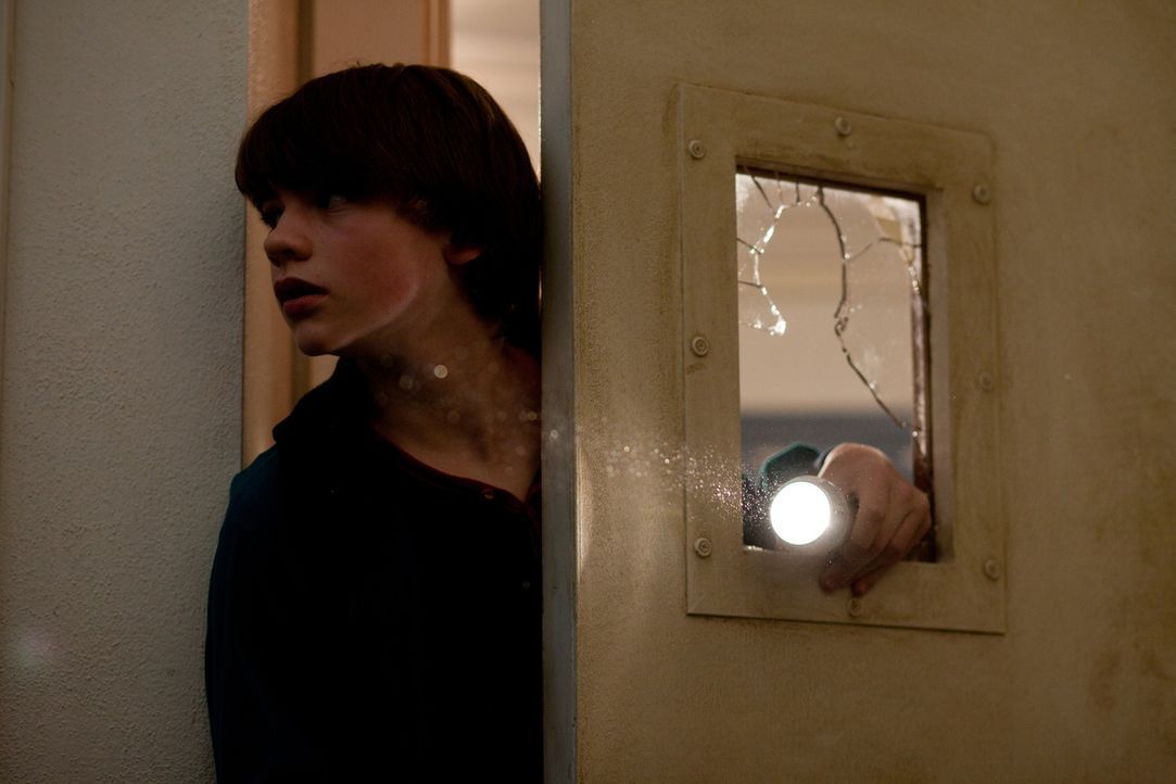 Um Alice aus den Fängen der dubiosen Kreatur zu befreien, wagt sich Joe (Joel Courtney) mitten in die evakuierte und abgeriegelte Stadt. In seiner S... - Bildquelle: PARAMOUNT PICTURES. All Rights Reserved