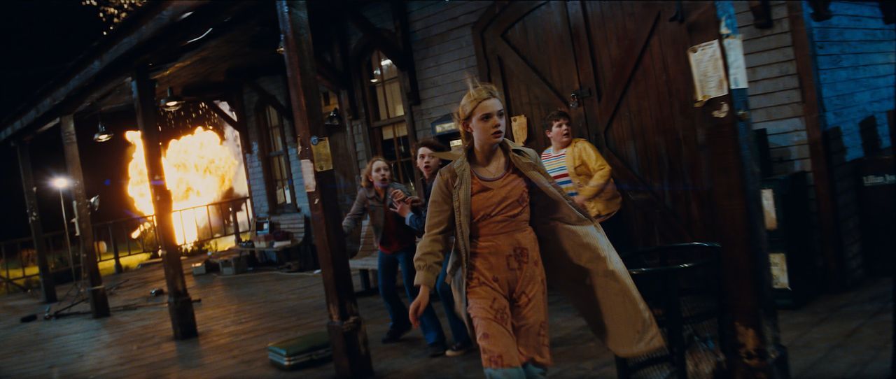 Eine US-Kleinstadt im Jahr 1979. (v.l.n.r.) Eigentlich wollten Cary (Ryan Lee), Joe (Joel Courtney), Alice (Elle Fanning) und Charles (Riley Griffit... - Bildquelle: PARAMOUNT PICTURES. All Rights Reserved