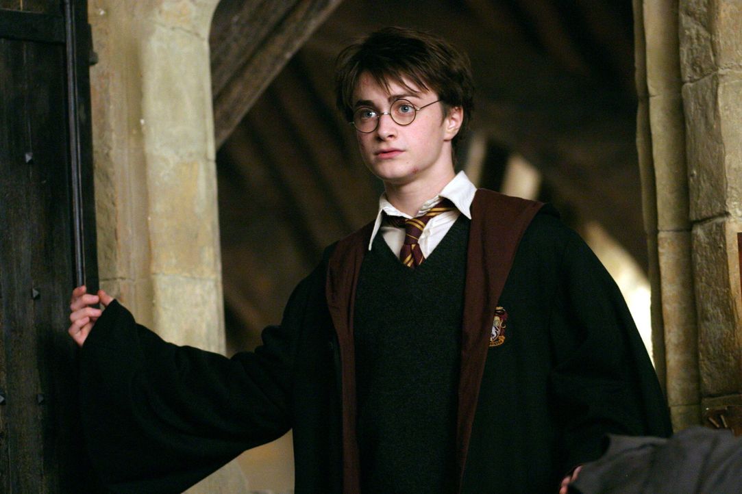 Um Hogwarts und seine Schüler vor Sirius Black zu schützen, werden Dementoren als Wachen aufgestellt. Trotzdem gelingt es Black, an Harry (Daniel Ra... - Bildquelle: Warner Television