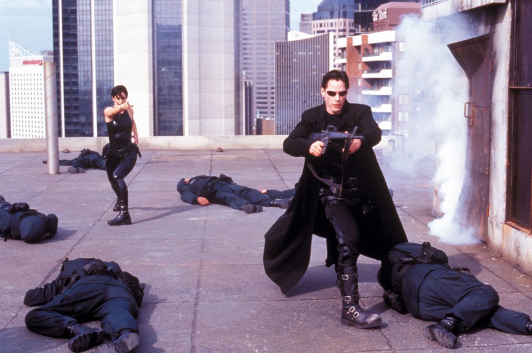 Allein gegen alle: Auch auf dem Dach werden Neo (Keanu Reeves, r.) und Trinity (Carrie-Anne Moss, l.) von Polizisten erwartet. - Bildquelle: Warner Bros. Pictures