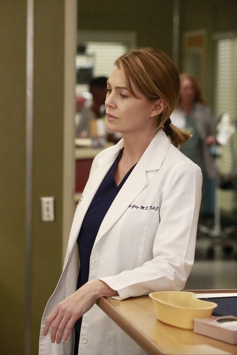 Während Maggie glaubt, dass Richard über ihre Beziehung mit Andrew Bescheid weiß, versucht Meredith (Ellen Pompeo), das Leben einer Patientin zu ret... - Bildquelle: Mitchell Haaseth ABC Studios