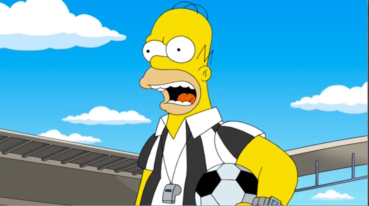 Homer, der Held: Nachdem Lisa einen Vortrag über ihren Vater gehalten und online gestellt hat, wird der Weltfußballverband auf ihn aufmerksam und en... - Bildquelle: 2013 Twentieth Century Fox Film Corporation. All rights reserved.