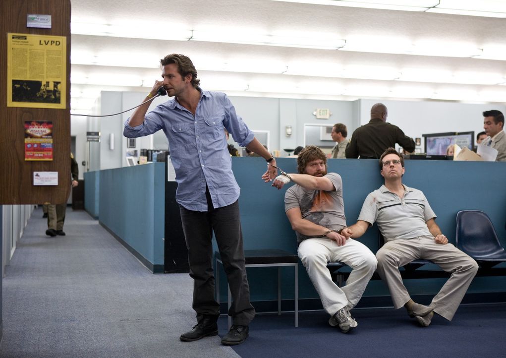 Eine Nacht, die sie nie vergessen werden: Phil (Bradley Cooper, l.), Stu (Ed Helms, r.) und Alan (Zach Galifianakis, M.) ... - Bildquelle: Warner Brothers