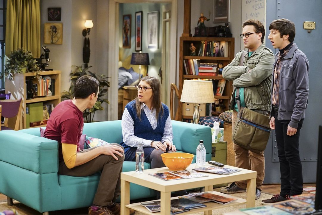 Wie wird Amy (Mayim Bialik, 2.v.l.) reagieren, als sie erfährt, dass sich Sheldon (Jim Parsons, l.) hinter dem Rücken seiner Freunde Leonard (Johnny... - Bildquelle: Warner Bros. Television