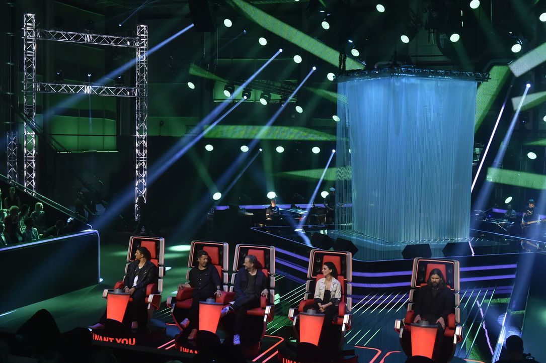 Die Musiker Rea Garvey (r.), Michi Beck (2.v.l.), Smudo (M.), Stefanie Kloß (2.v.r.) und Andreas Bourani (l.) suchen "The Voice of Germany"  ... - Bildquelle: Claudius Pflug SAT.1/ProSieben