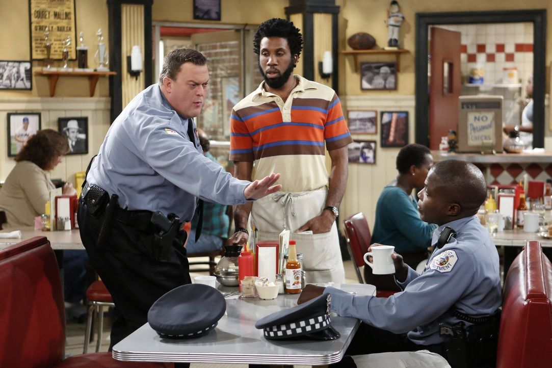 Gespräche unter Männern: Mike (Billy Gardell, l.), Samuel (Nyambi Nyambi, M.) und Carl (Reno Wilson, r.) ... - Bildquelle: Warner Brothers