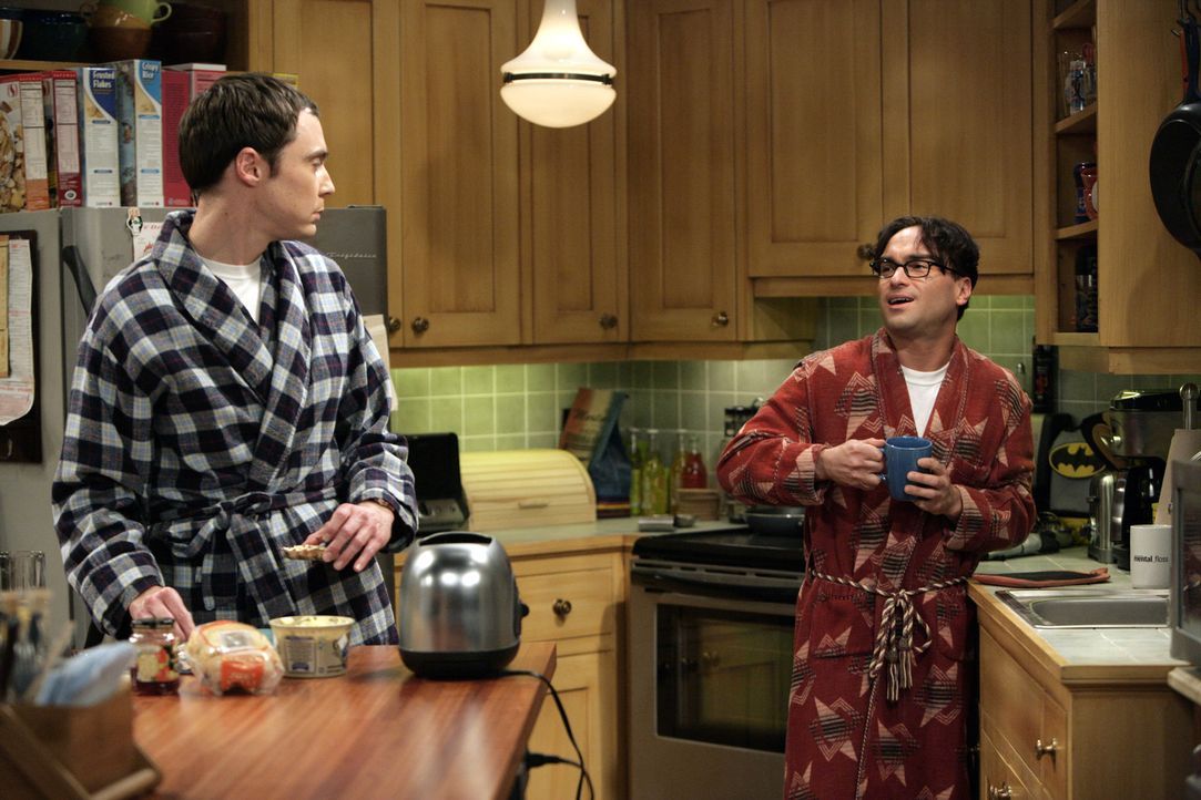 Während Leonard (Johnny Galecki, r.) feststellen muss, dass Penny nach ihrer gemeinsamen Nacht ohne ein Wort verschwunden ist, suchen Howard und Ra... - Bildquelle: Warner Bros. Television