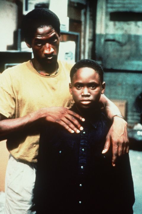 Bobby (Glenn Plummer, l.) will aus dem Kreislauf von Gewalt, Drogen- und Bandenkriminalität ausbrechen - und um seinen Sohn Jimmie (Christian Colem... - Bildquelle: Warner Bros.