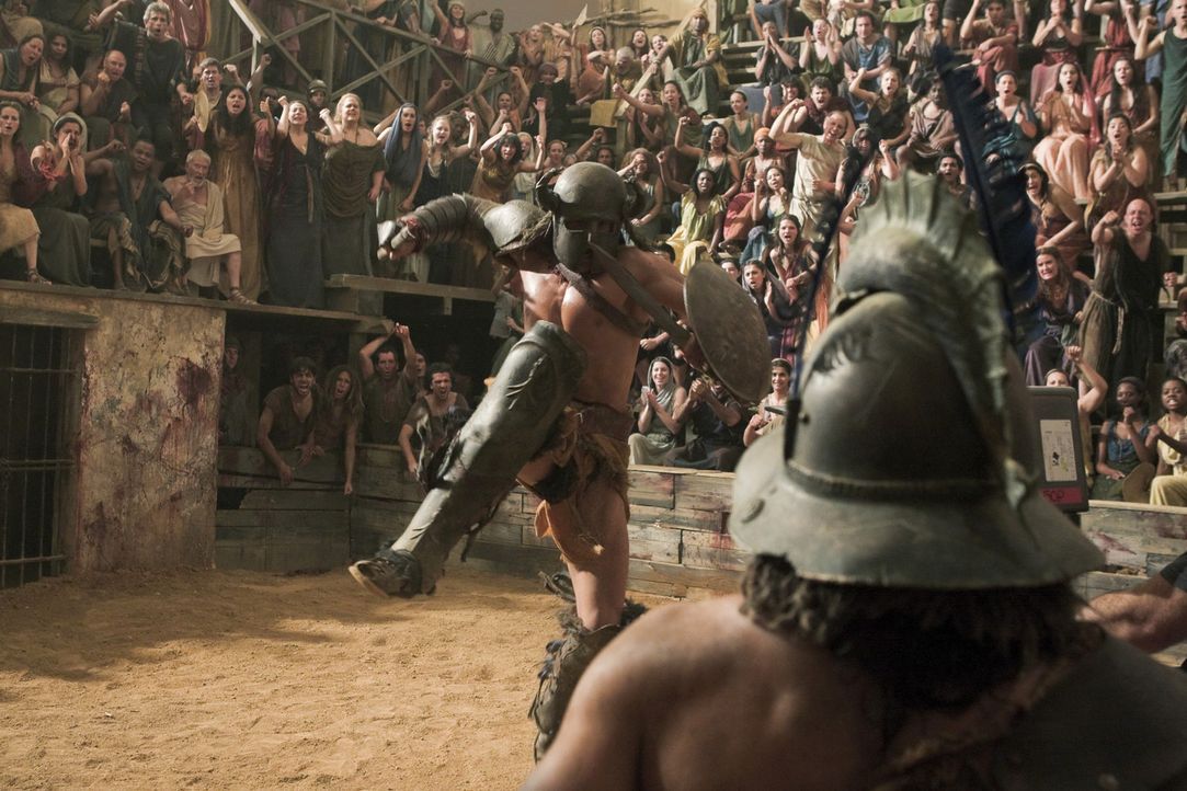 Einige Gladiatoren von Batiatus und Tullius treten gegeneinander an. Auch Crixus (Manu Bennett, r.) wird in die Arena geschickt und muss beweisen, d... - Bildquelle: 2010 Starz Entertainment, LLC