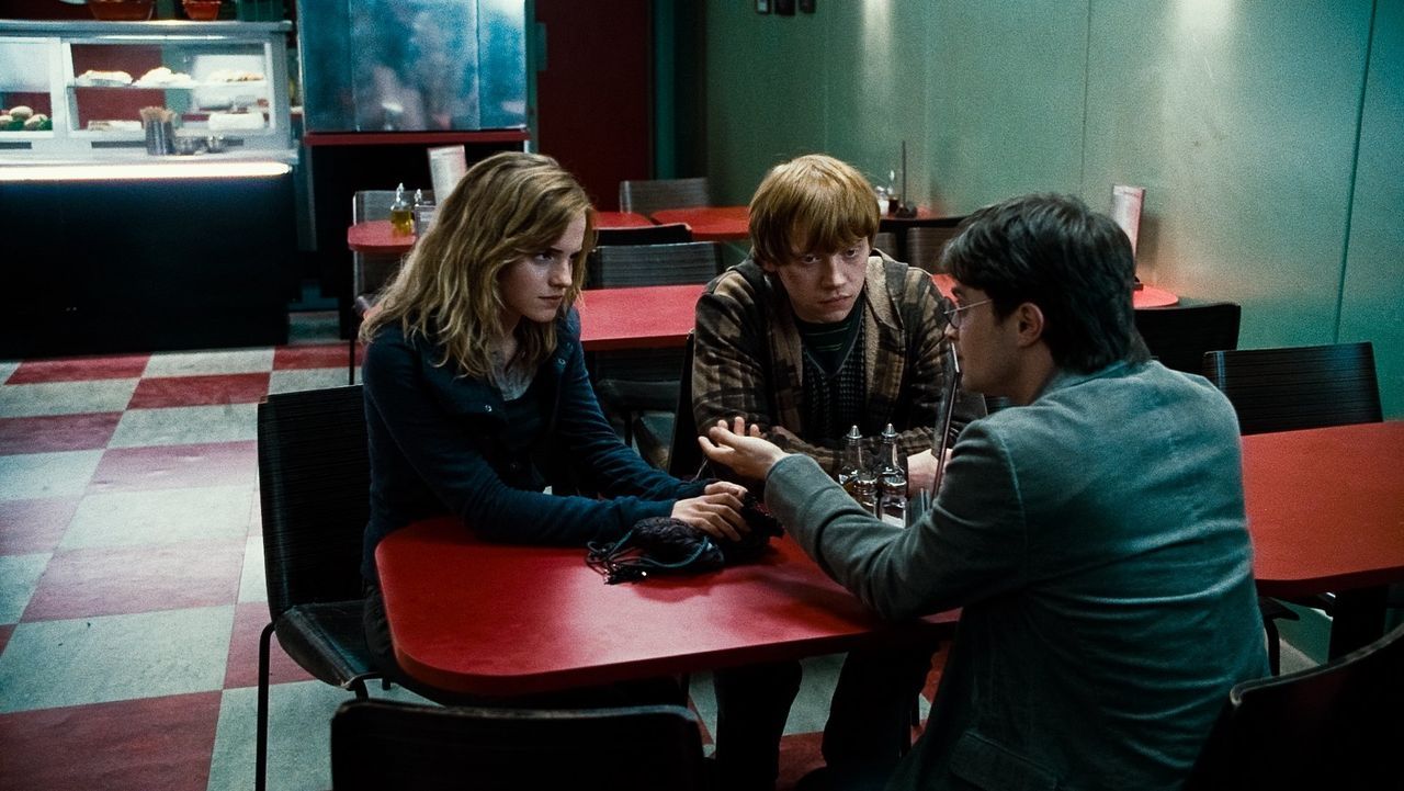 Ihre Leben und die ihrer Familien sind in Gefahr seitdem der mächtige Lord Voldemort sein Unwesen treibt. Wird es Hermine (Emma Watson, l.), Ron (Ru... - Bildquelle: 2010 Warner Bros.