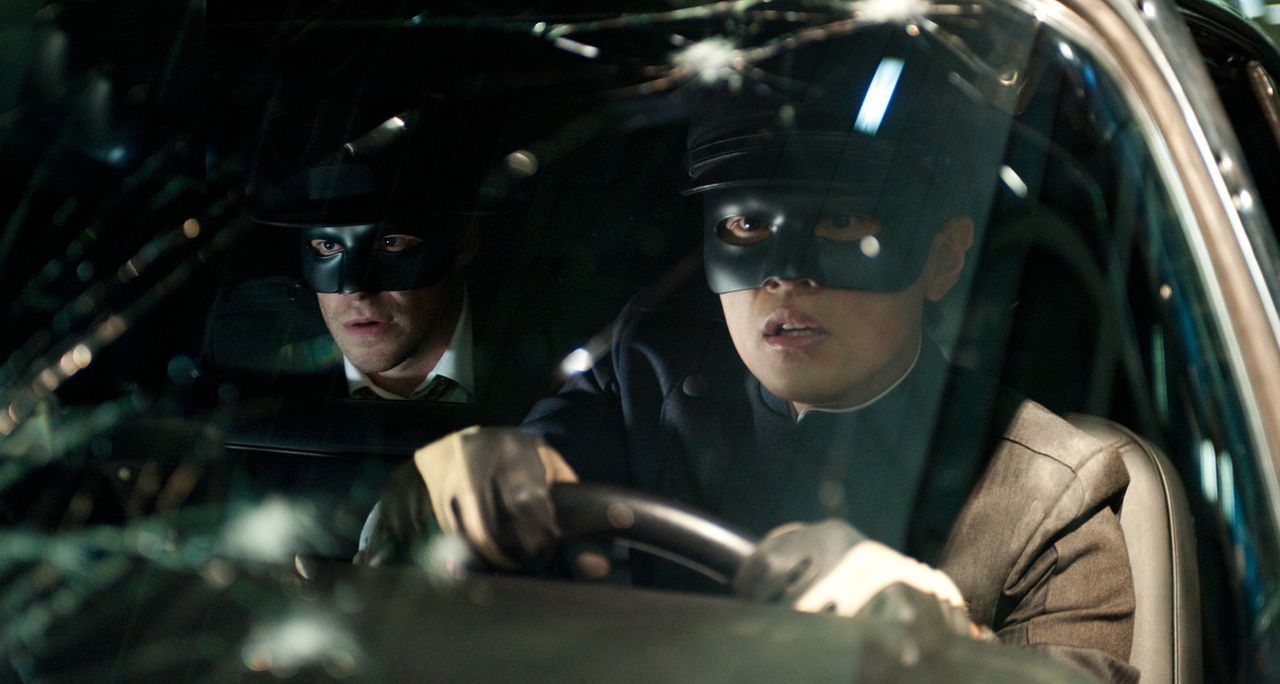 Dank seiner genialen Fähigkeiten konstruiert Kato (Jay Chou, r.) die ultimative Waffe: ein unzerstörbares Auto, das über genauso viel PS wie Feue... - Bildquelle: Motion Picture   2011 Columbia Pictures Industries, Inc. All Rights Reserved.