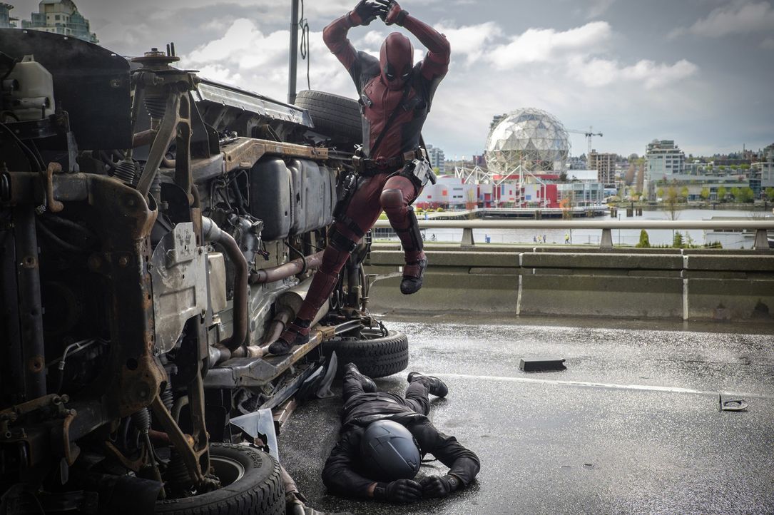 Deadpool (Ryan Reynolds) lässt sich nicht mehr stoppen: Mit seinen neu gewonnenen Superkräften richtet er auf seinem Rachefeldzug ein gehöriges Chao... - Bildquelle: Joseph Lederer 2016 Twentieth Century Fox Film Corporation.  All rights reserved.  MARVEL   2016 MARVEL