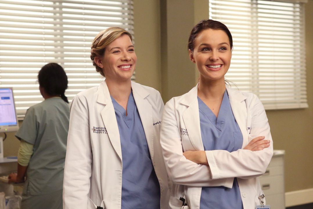 Die Arbeit im Krankenhaus fällt Jo (Camilla Luddington, r.) und Leah (Tessa Ferrer, l.) nicht immer leicht ... - Bildquelle: ABC Studios