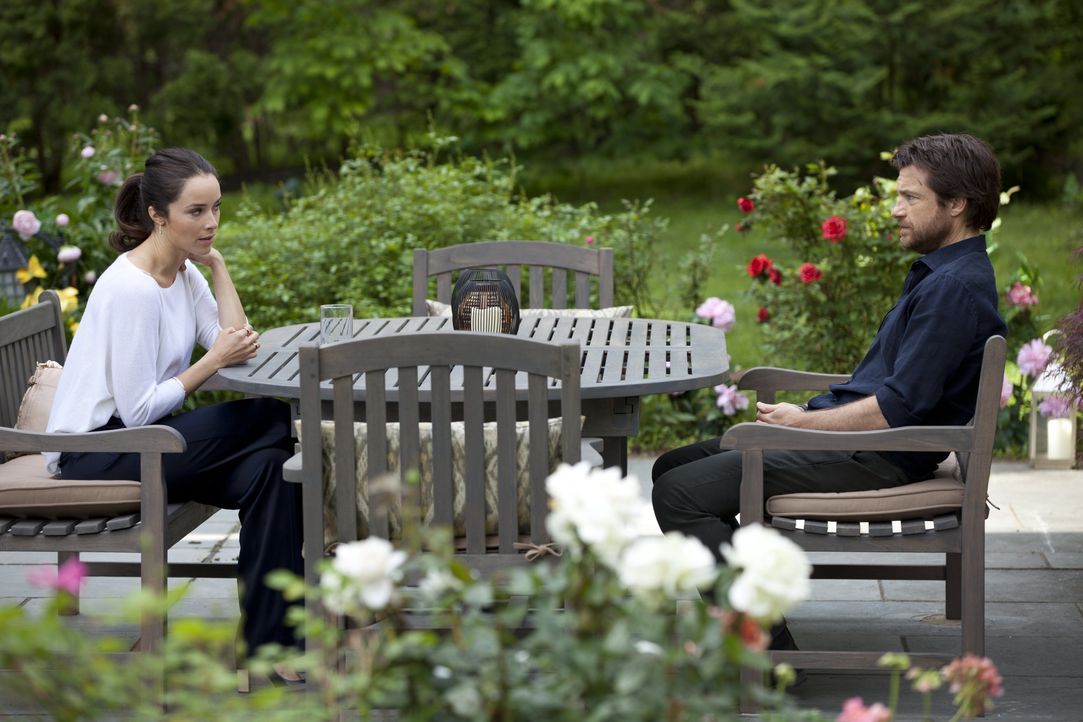 Quinn (Abigail Spencer, l.) taucht plötzlich auf und erzählt Judd (Jason Bateman, r.), dass sie schwanger ist. Doch kann dieser ihr wirklich trauen... - Bildquelle: 2014 Warner Brothers