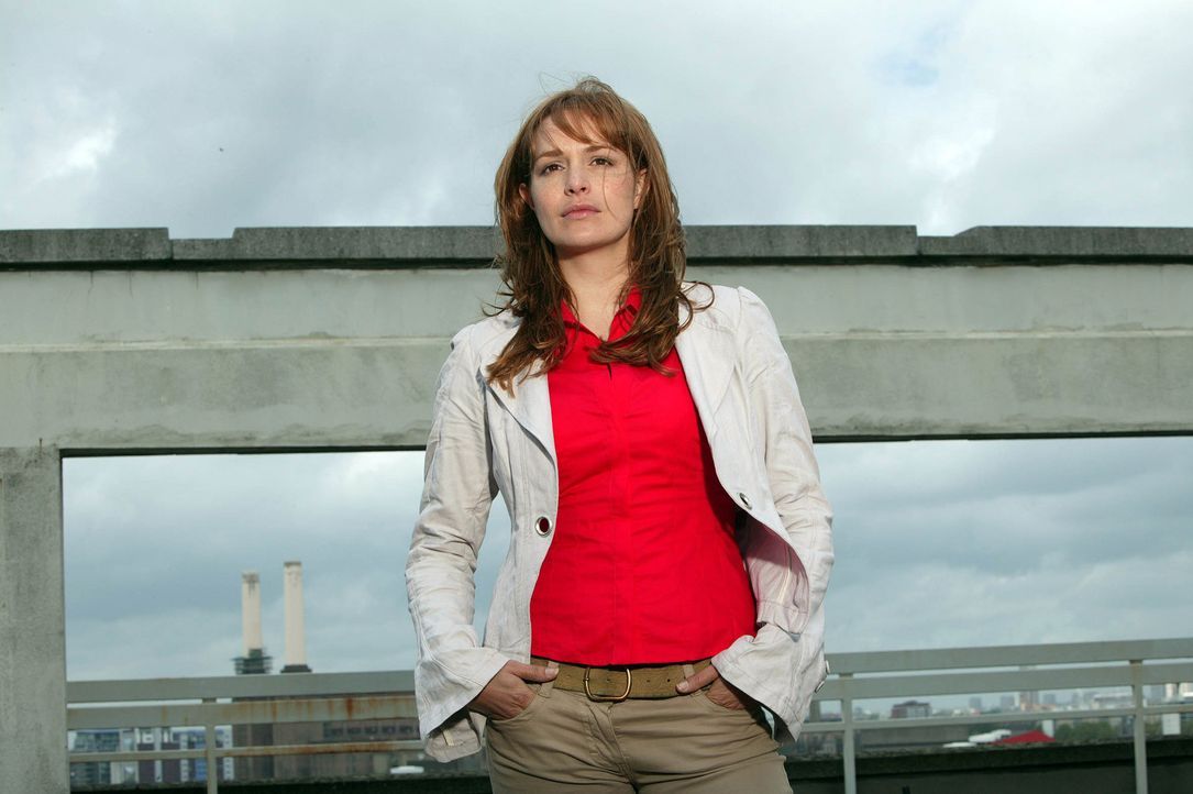 Bei dem Versuch die Flugechse zu töten, wird Claudia (Lucy Brown) durch einen Schlag auf den Kopf bewusstlos. Als sie wieder erwacht, sind die Echs... - Bildquelle: ITV Plc