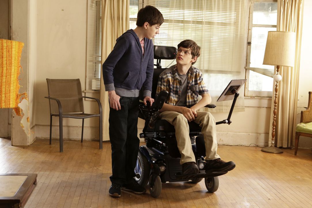 Ray (Mason Cook, l.) fühlt sich gelegentlich ein wenig von seiner Mutter wegen seinem behinderten Bruder JJ (Micah Fowler, r.) vernachlässigt ... - Bildquelle: 2016-2017 American Broadcasting Companies. All rights reserved.