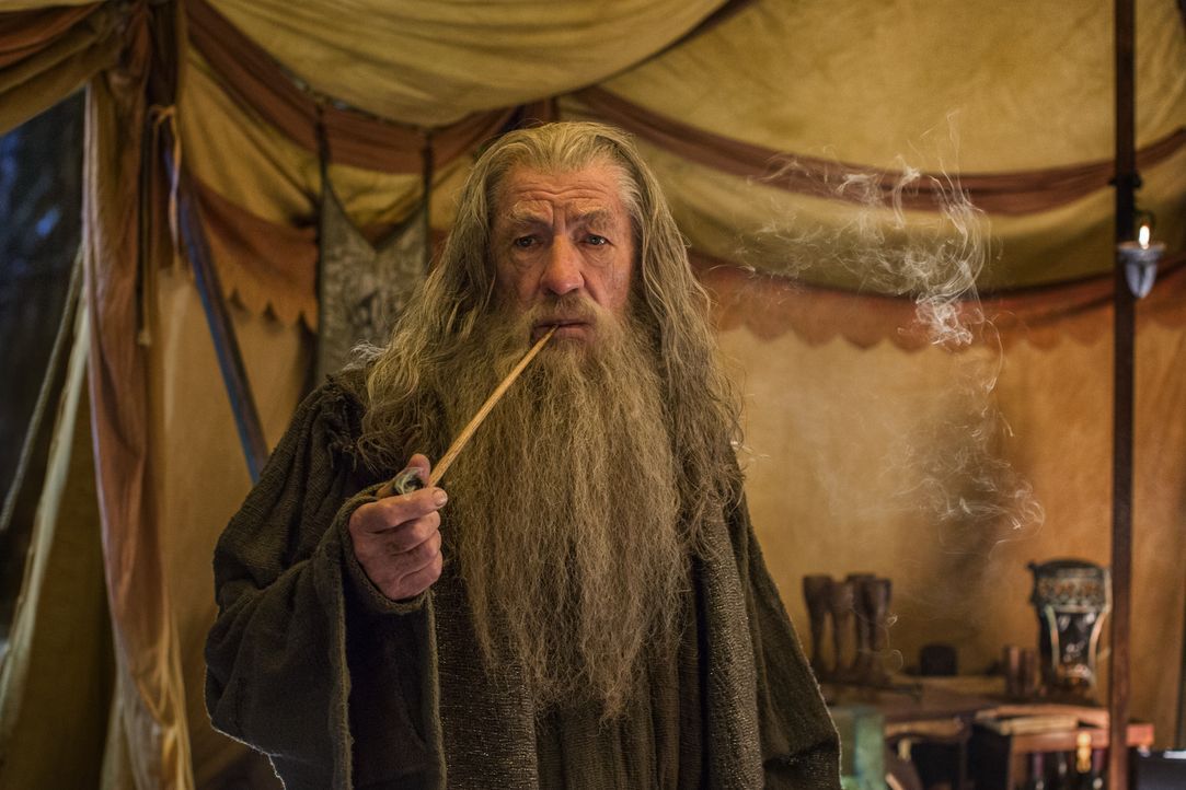 Nachdem der Weiße Rat ihn aus Dol Guldur befreit hat, macht sich Gandalf (Ian McKellen) sofort mit wichtigen Informationen auf den Weg zum Einsamen... - Bildquelle: Todd Eyre © 2014 Warner Bros. Entertainment Inc. and Metro-Goldwyn-Mayer Pictures Inc. / Todd Eyre
