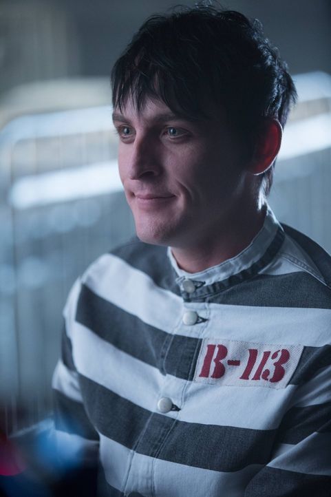 Seine Behandlung wird von Dr. Strange nach einigen Tests als beendet erklärt und er wird wieder freigelassen: Penguin (Robin Lord Taylor) ... - Bildquelle: Warner Brothers