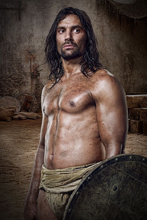 Ein Sklave, der zum Gladiator ausgebildet werden soll: Crixus (Manu Bennett) ... - Bildquelle: 2010 Starz Entertainment, LLC