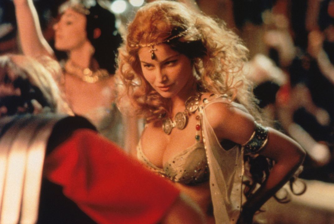 Die schöne Falbala (Laetita Casta) hat Obelix den Kopf verdreht ... - Bildquelle: Constantin Film